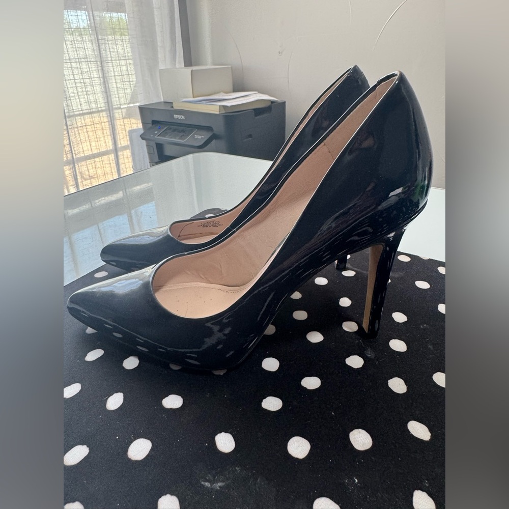 NEW VINCE CAMUTO NAVY HIGH HEELS